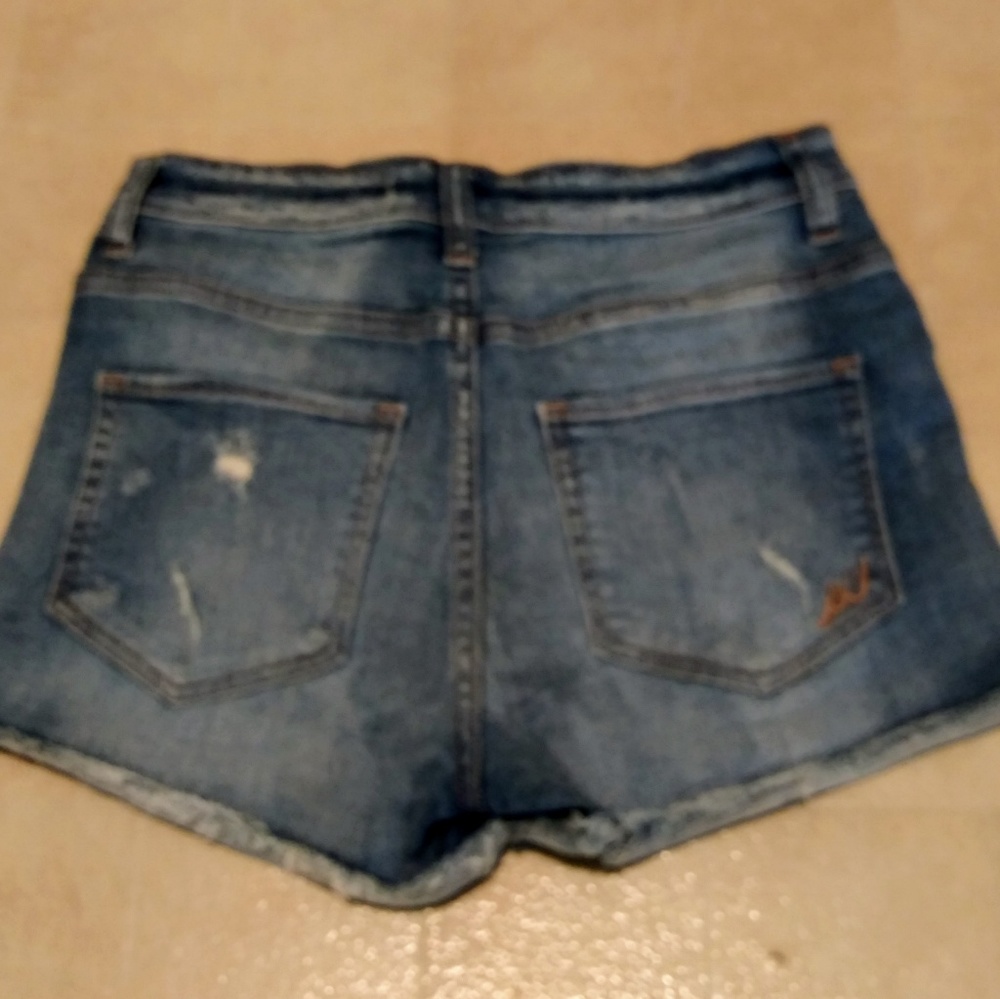 Distressed shorts - Picture 3 of 4